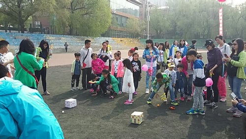 8455新葡萄场网站举办“迎‘六一’东林宝贝趣味运动会”