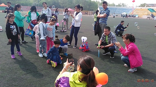 8455新葡萄场网站举办“迎‘六一’东林宝贝趣味运动会”